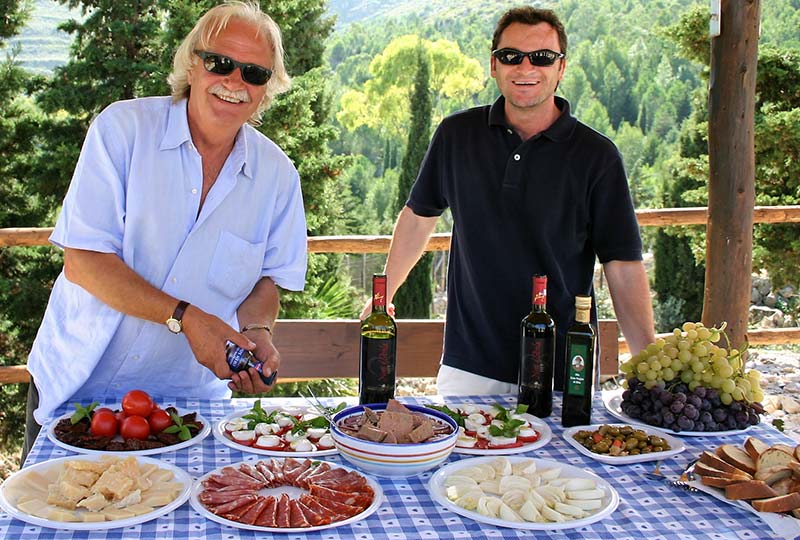 Gourmet Italian picnic lunch in a walking tour of Sicily