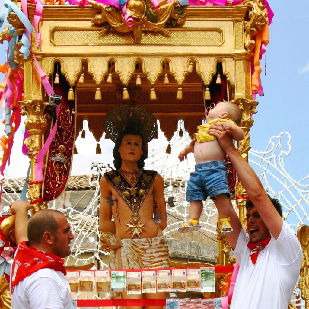 The San Sebastian celebrations are among the best festivals in Sicily and  a perfect tour for families in Sicily, as well as seeing the Onion Festival 